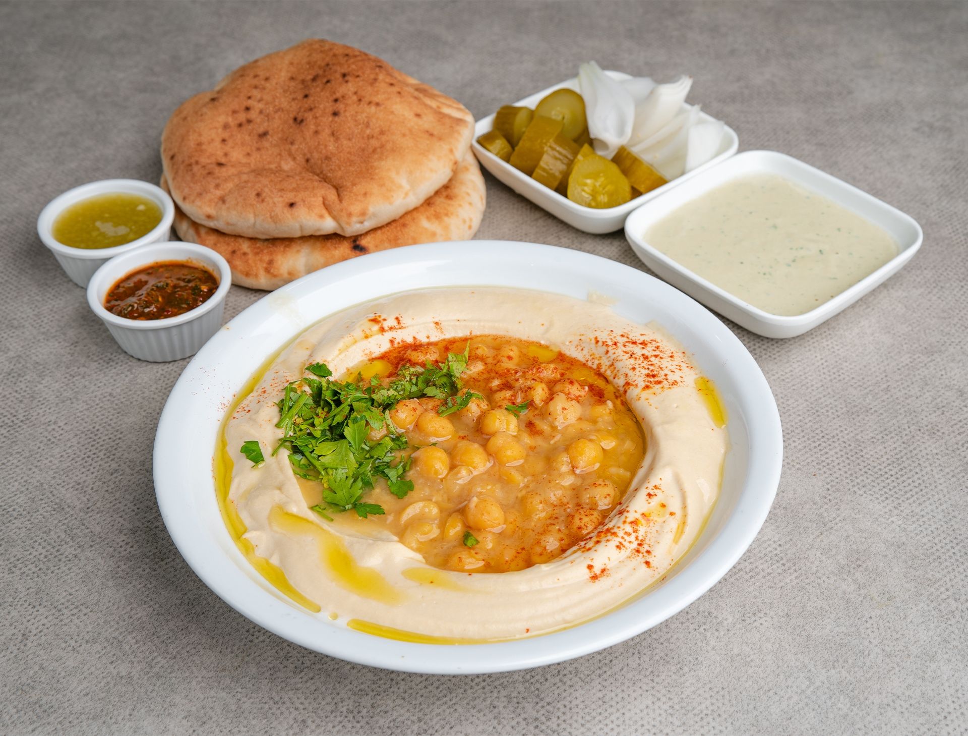 חומוס טחינה פול עם פיתות וחמוצים