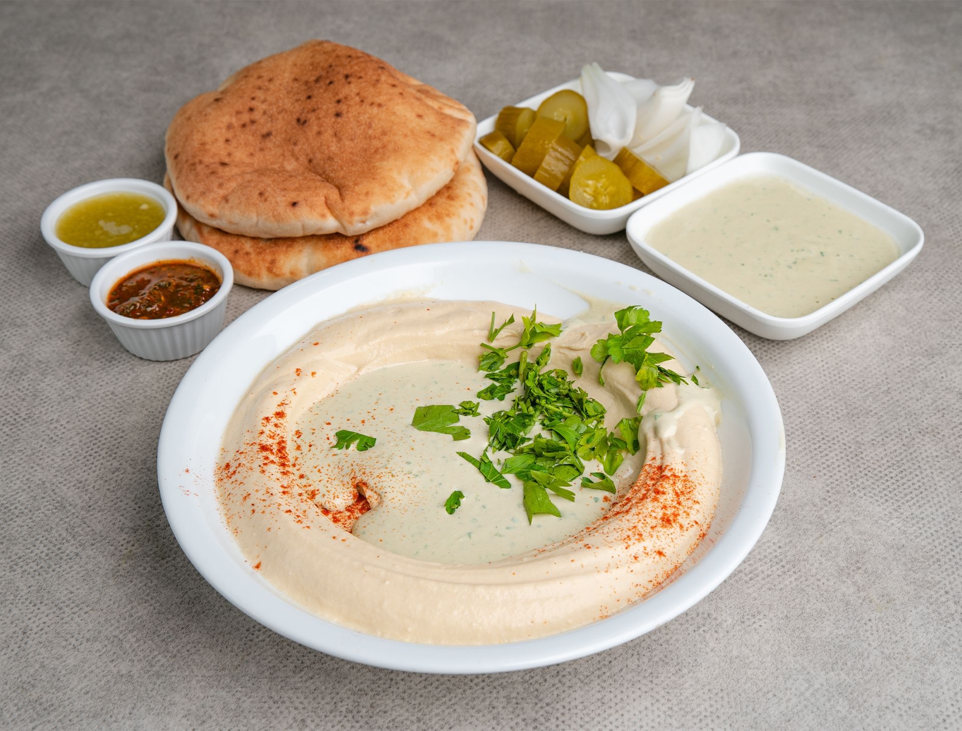 חומוס טחינה עם פיתות וחמוצים